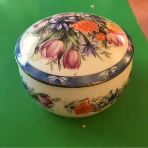 Gorgeous Danbury Mint music box. Music box#B5549. 1993